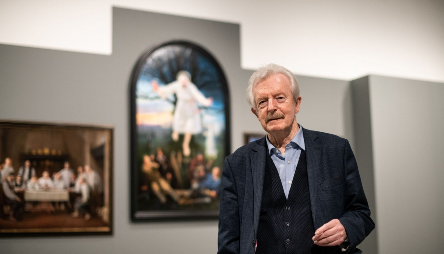 Imants Lancmanis savā personālizstādē “Imanta Lancmaņa māksla” Latvijas Nacionālajā mākslas muzejā. Rīga, 2022. Foto: Kristaps Kalns