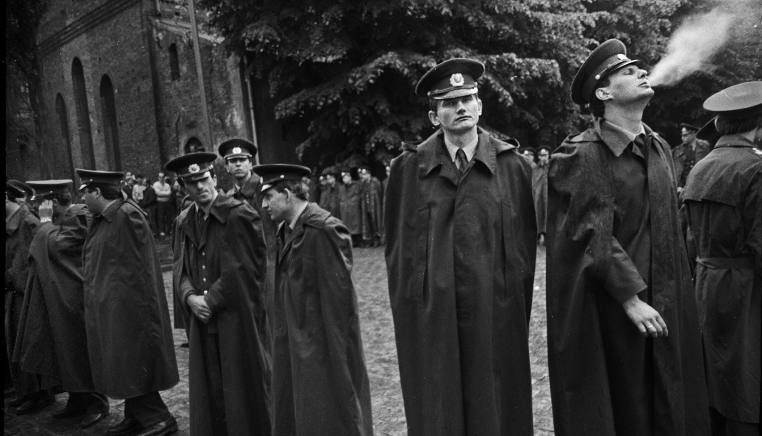 Jānis Deinats. Milicija pie Augstākās Padomes ēkas. 1990. Fotogrāfija. Autora īpašums.