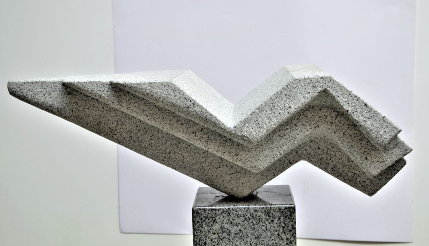 Jānis Aivars Karlovs. Trīs zvaigznes plaukstā. 2019. Granīts. Autora īpašums. Foto: Jānis Aivars Karlovs