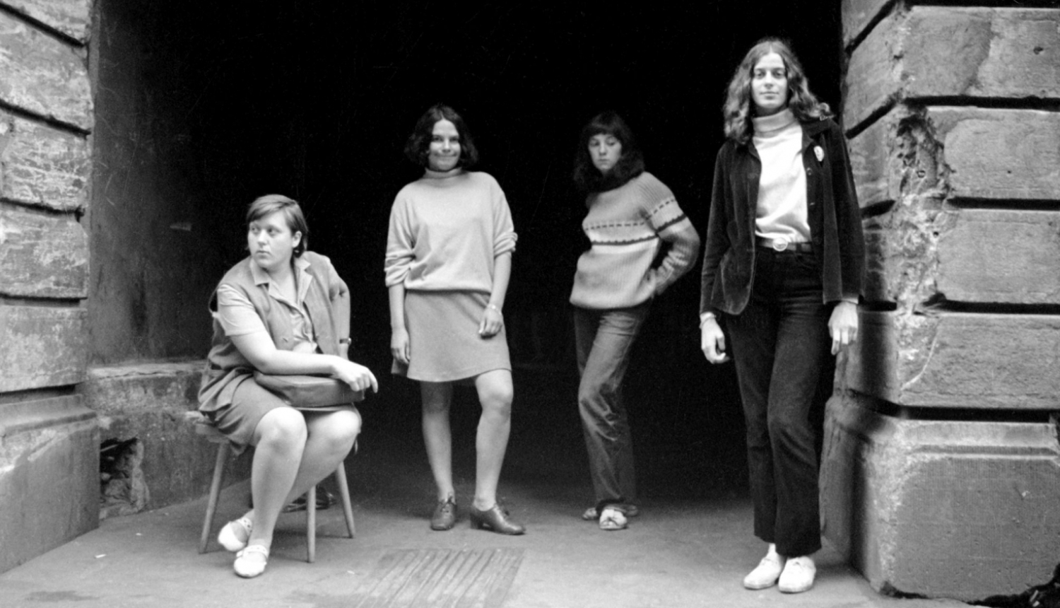 Māra Brašmane. Dzejniece Ināra Eglīte, māksliniece Ruta Kreica, Tamāra Dobrova, Ivonna Andersone. 1968. Tintes druka. Autores īpašums. Publicitātes foto