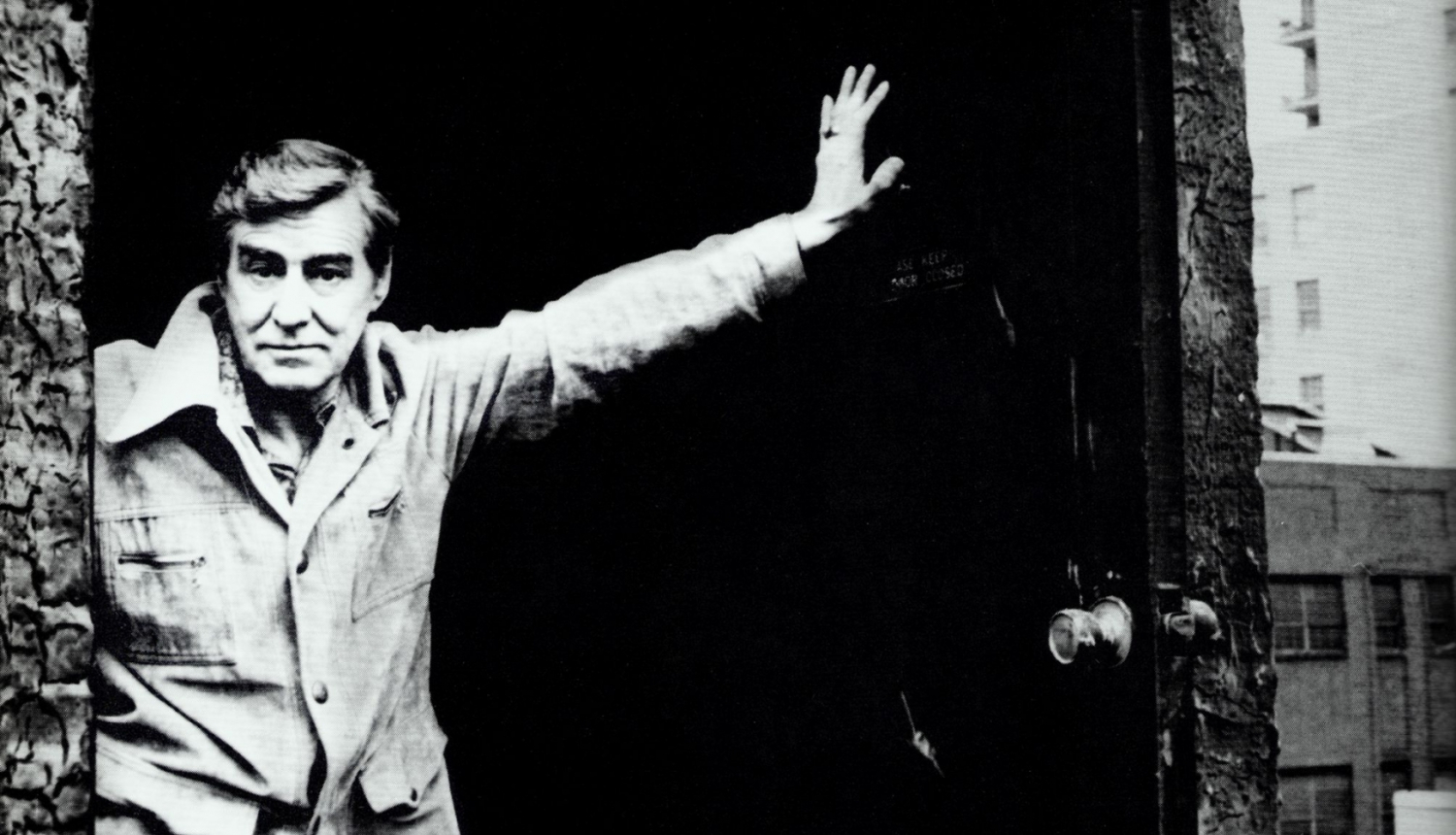 Rolands Kaņeps savas mājas jumta durvīs. Fotogrāfija bez datējuma. Foto: Aina Balgalvis