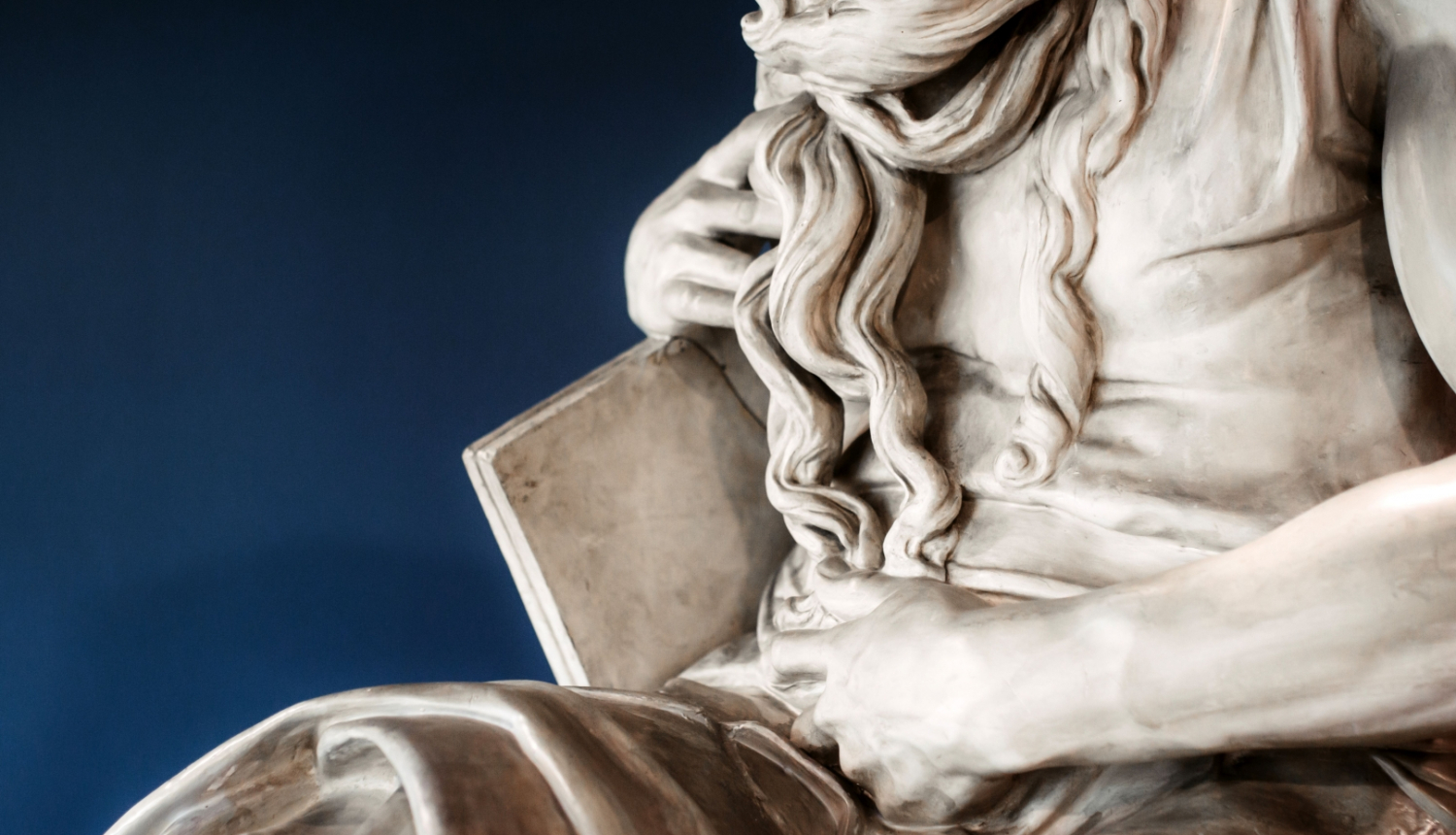 Skats no LNMM Antīkās un renesanses tēlniecības nolējumu ekspozīcijas “Skulptūru mežs”. Foto: Kristiāna Zelča