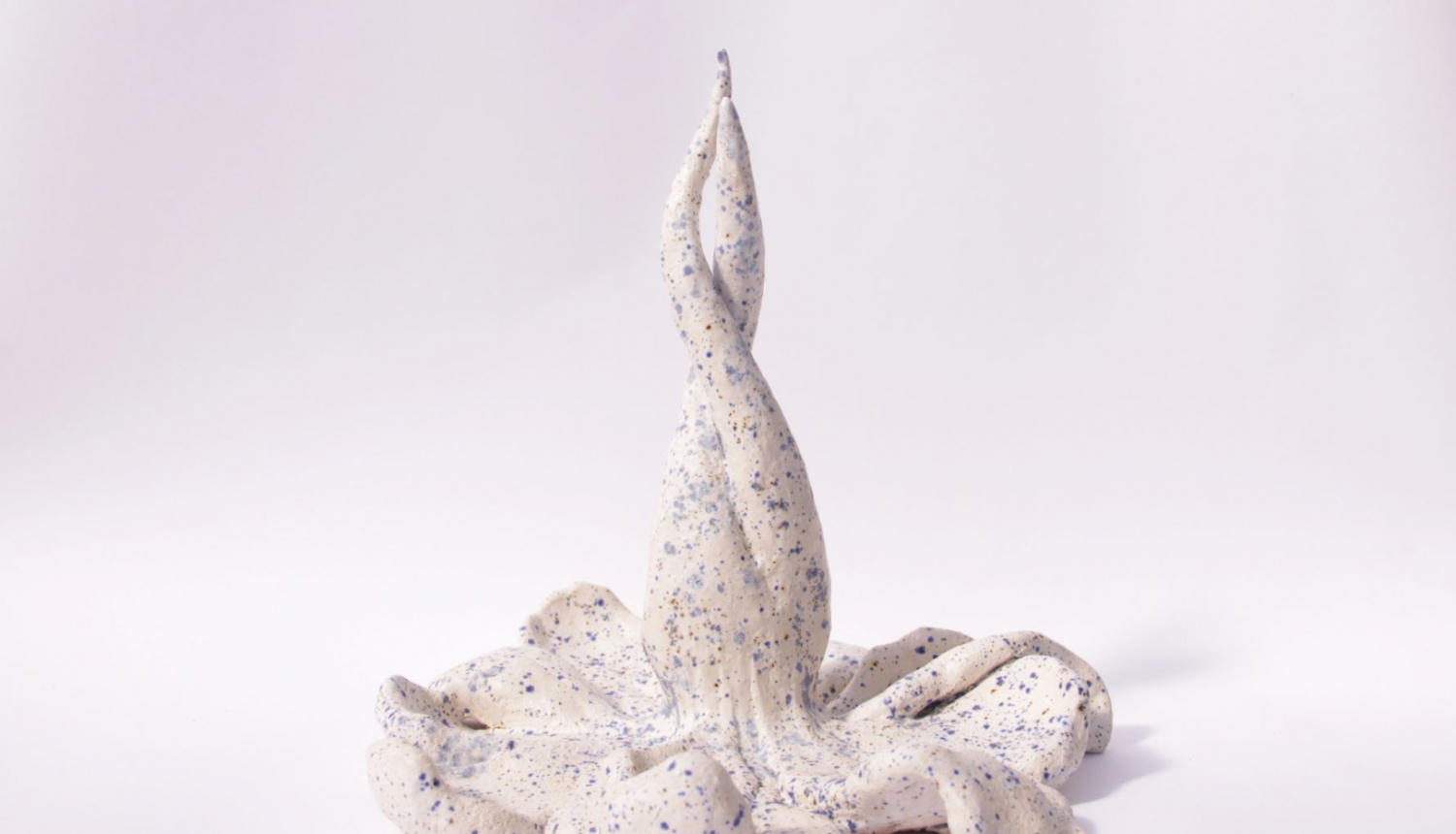 Liene Mackus. Fragments no instalācijas “Indīgs augs”, 2022, jaukta tehnika.