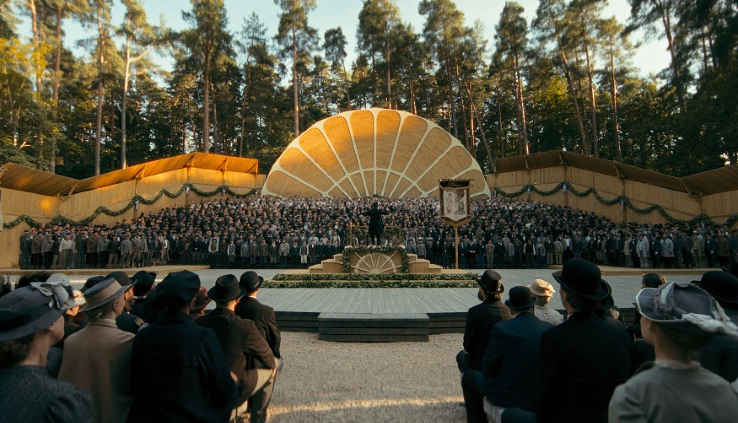 Kadrs no filmas "Zeme, kas dzied"