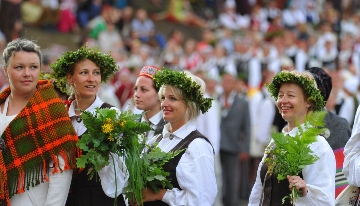 Sievietes ar vainagiem Dziesmu svētkos