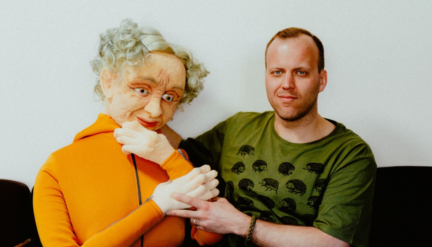 Režisors Edgars Niklasons ar Gangsteromītes lelli, foto: Emīls Alps