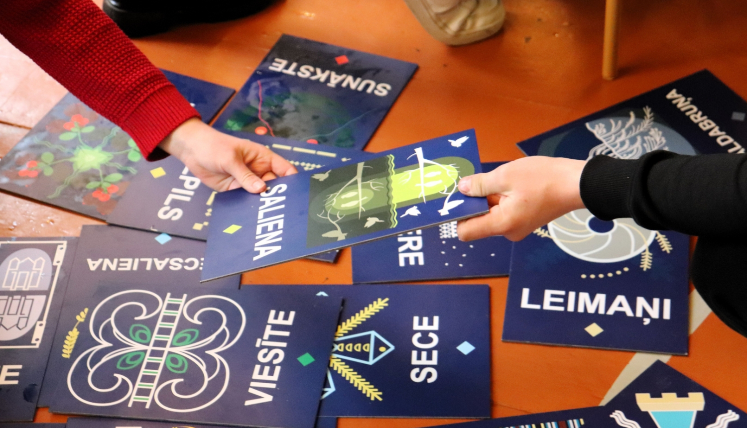 Informatīvie bukleti uz galda, foto: Sēlijas salas