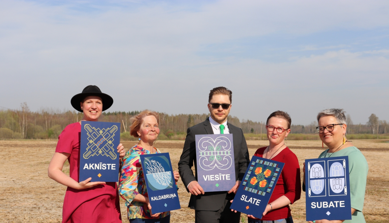 Cilvēku grupa klajā laukā