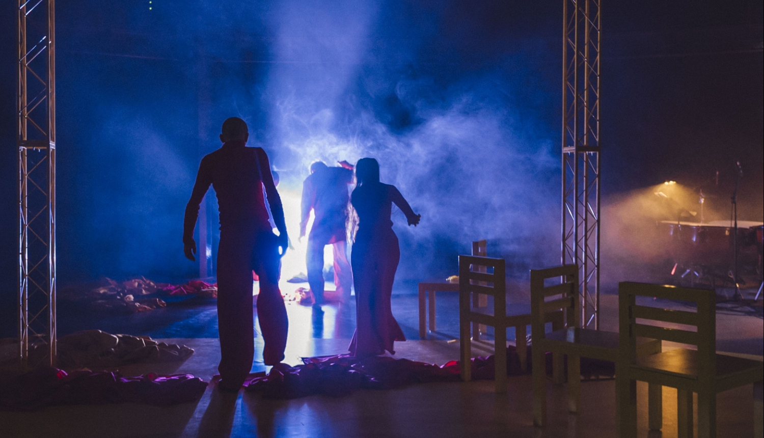 Izrādes mēģinājums, cilvēki uz skatuves