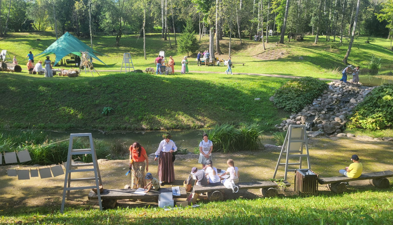 Turaidas parks ar dažādu darbnīcu, nodarbību apmeklētājiem