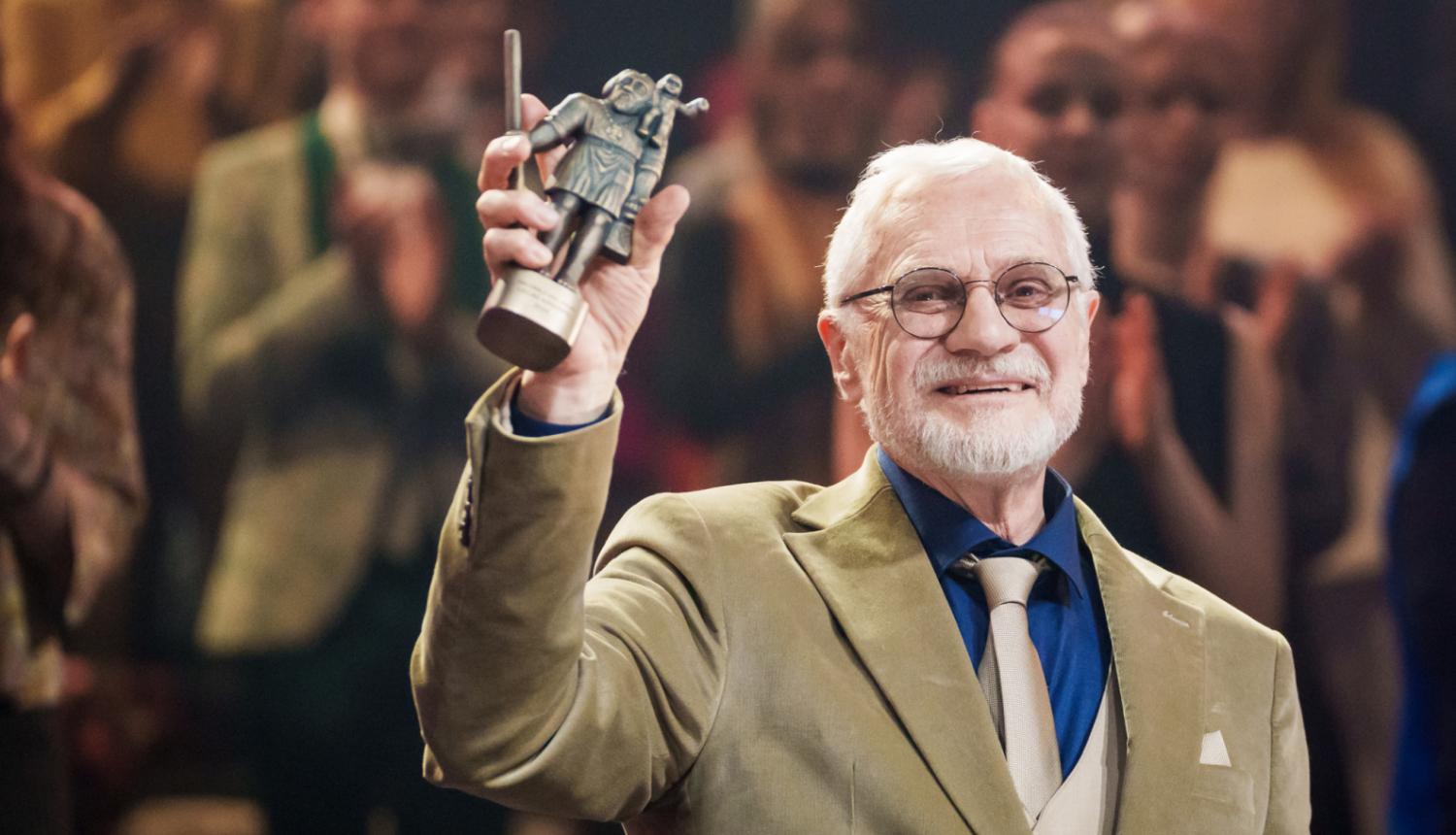 Balvu par mūža ieguldījumu filmu mākslā saņem Pēteris Krilovs, foto: Gints Ivuškāns