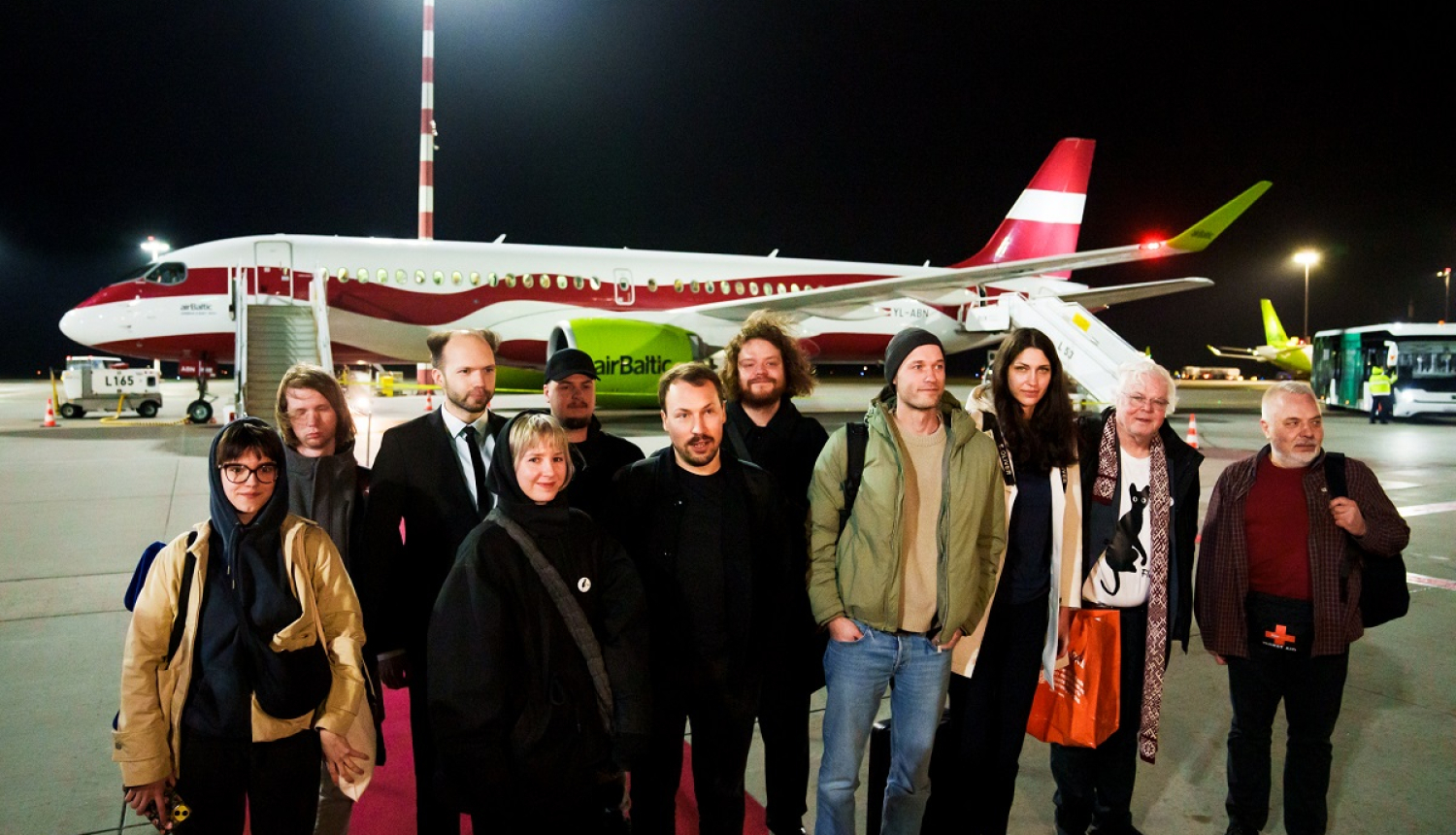 Rīgas lidostā svinīgi sagaida filmas „Straume” komandu, foto: Gints Ivuškāns