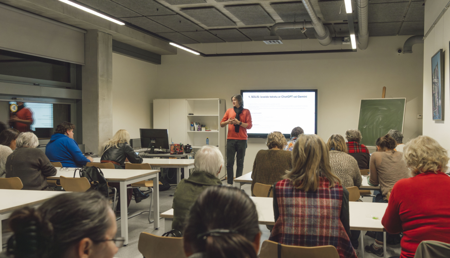 Lektors auditorijas priekšā mācību klasē
