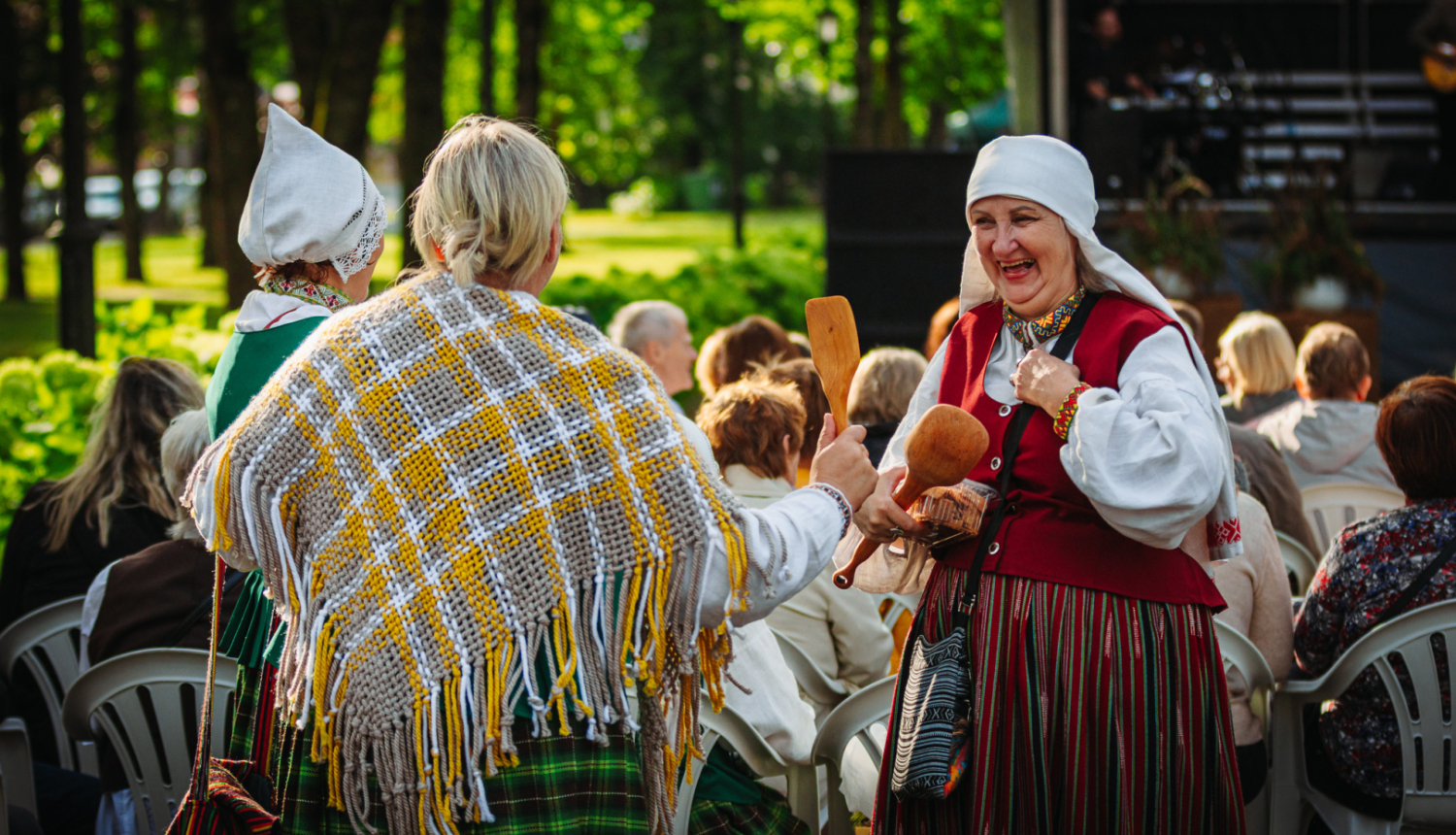 Sievietes tautas tērpos