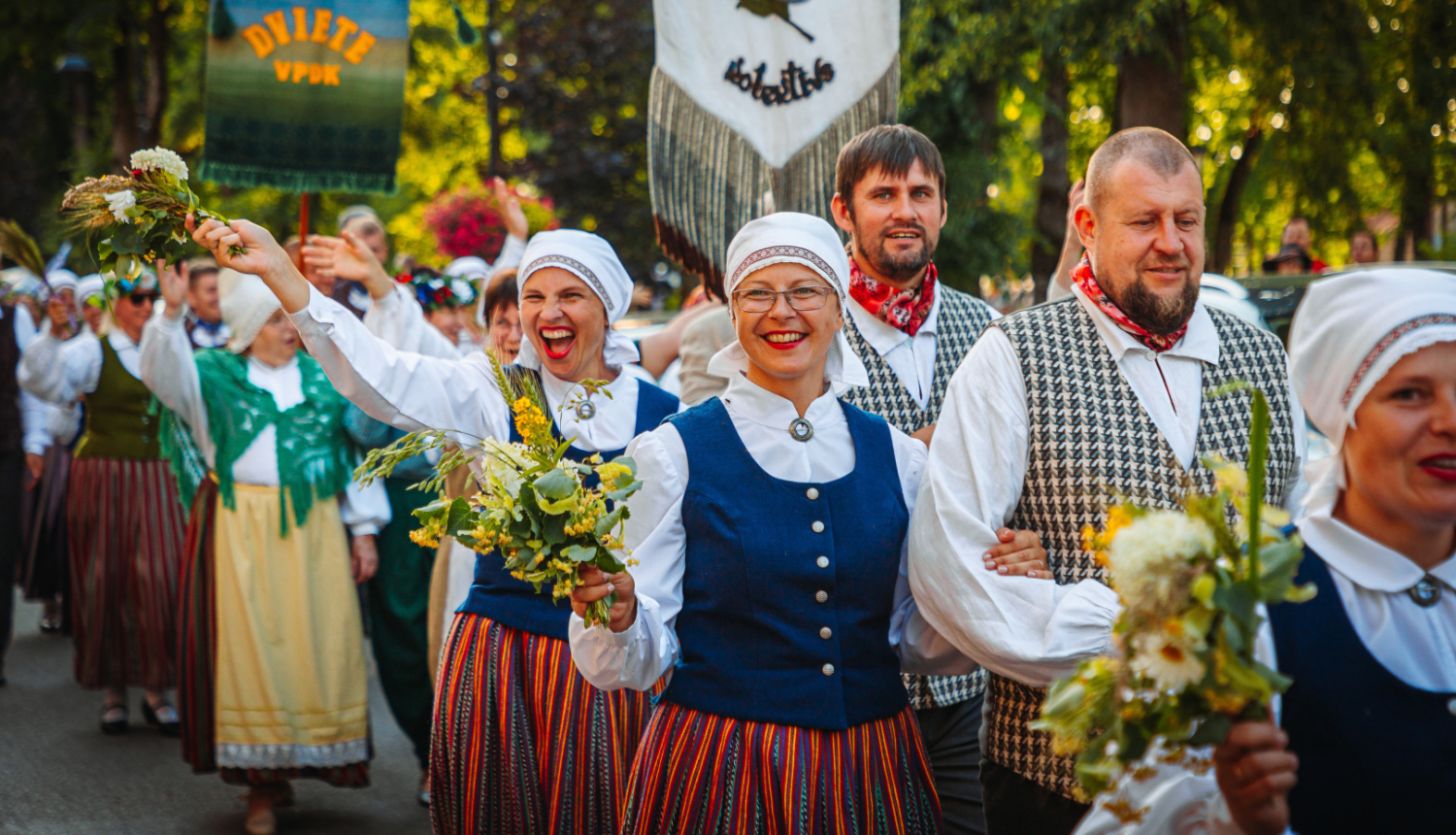 Tautas mākslas kolektīvu dalībnieki svētku gājienā