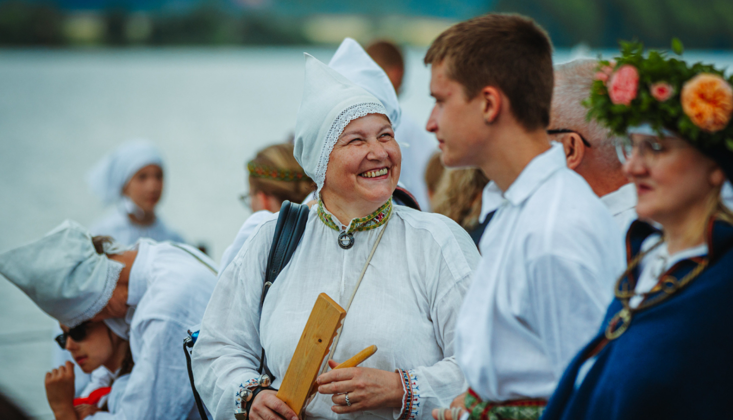 Cilvēki tautastērpos