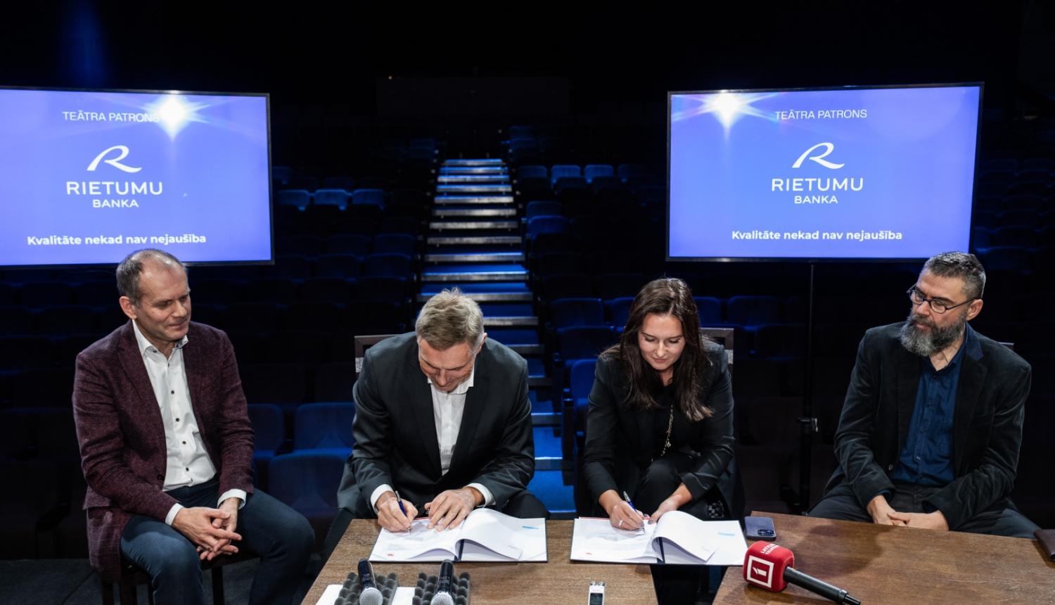 Četri cilvēki preses konferencē