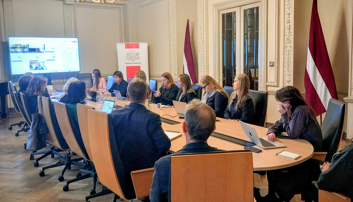 Latvijas Pasākumu rīkotāju un pasākumu producentu padomes sēdes norise un dalībnieki pie galda KM Lielajā zālē