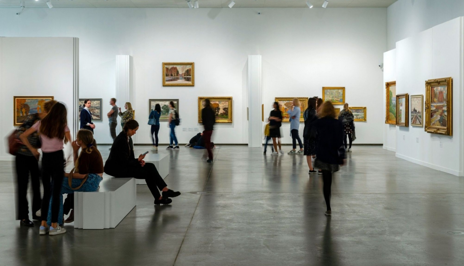 Apmeklētāji izstādē “PURVĪTIS” Latvijas Nacionālajā mākslas muzejā. Rīga, 2022. Foto: Valters Lācis