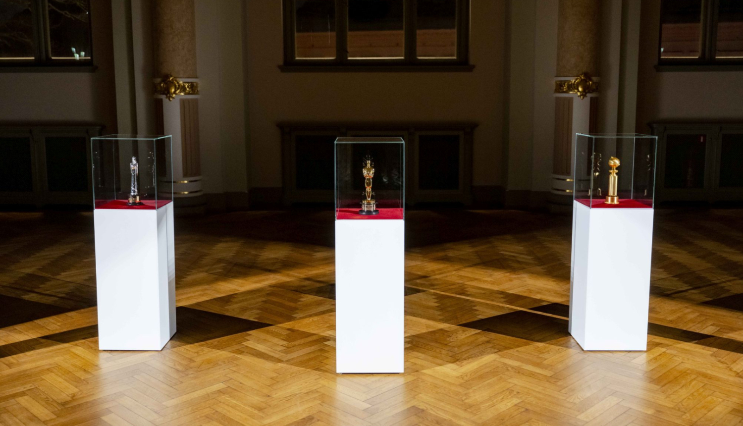 Latvijas animācijas filmas “Straume” trīs augstākie profesionālie apbalvojumi – Eiropas Kinoakadēmijas balva, ASV Kinoakadēmijas balva “Oskars”, ASV kino un TV industrijas balva “Zelta globuss” – eksponēti izstādē Latvijas Nacionālajā mākslas muzejā. 06.03.2025. Foto: Kristaps Kalns