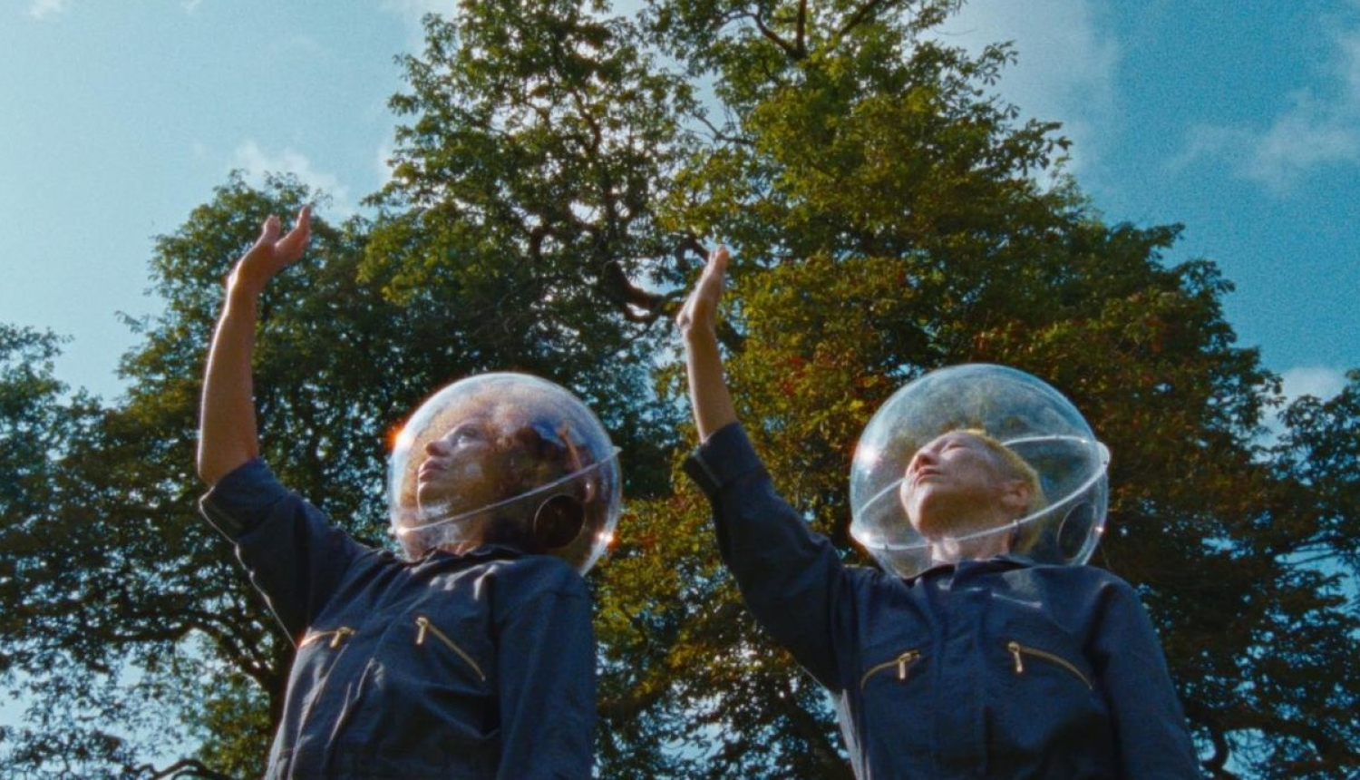 Divi cilvēki dekoratīvos skafandros