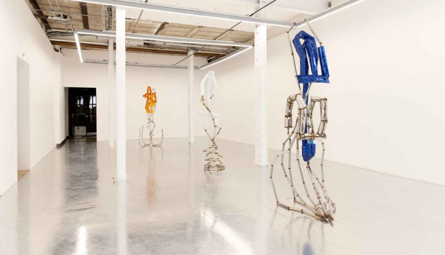 Indriķis Ģelzis. Skats no personālizstādes “Ūdeņaina dienas actiņa” Kim? Laikmetīgās mākslas centrā (25.08.–08.10.2023.). Foto: Mārtiņš Cīrulis