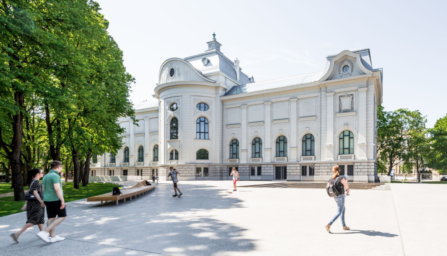 Latvijas Nacionālā mākslas muzeja galvenās ēkas fasāde no Esplanādes parka puses