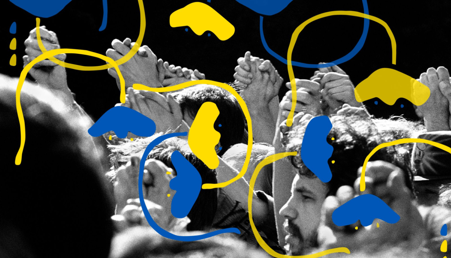 Cilvēki pasākumā ar pievienotām Ukrainas karoga krāsām dizianā.