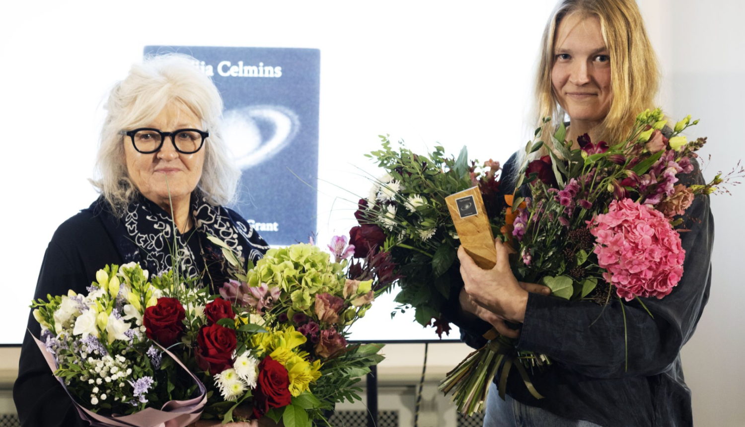 Vija Celmiņa un Ieva Putniņa Vijas Celmiņas fonda stipendijas pasniegšanā LNMM 20.10.2025.