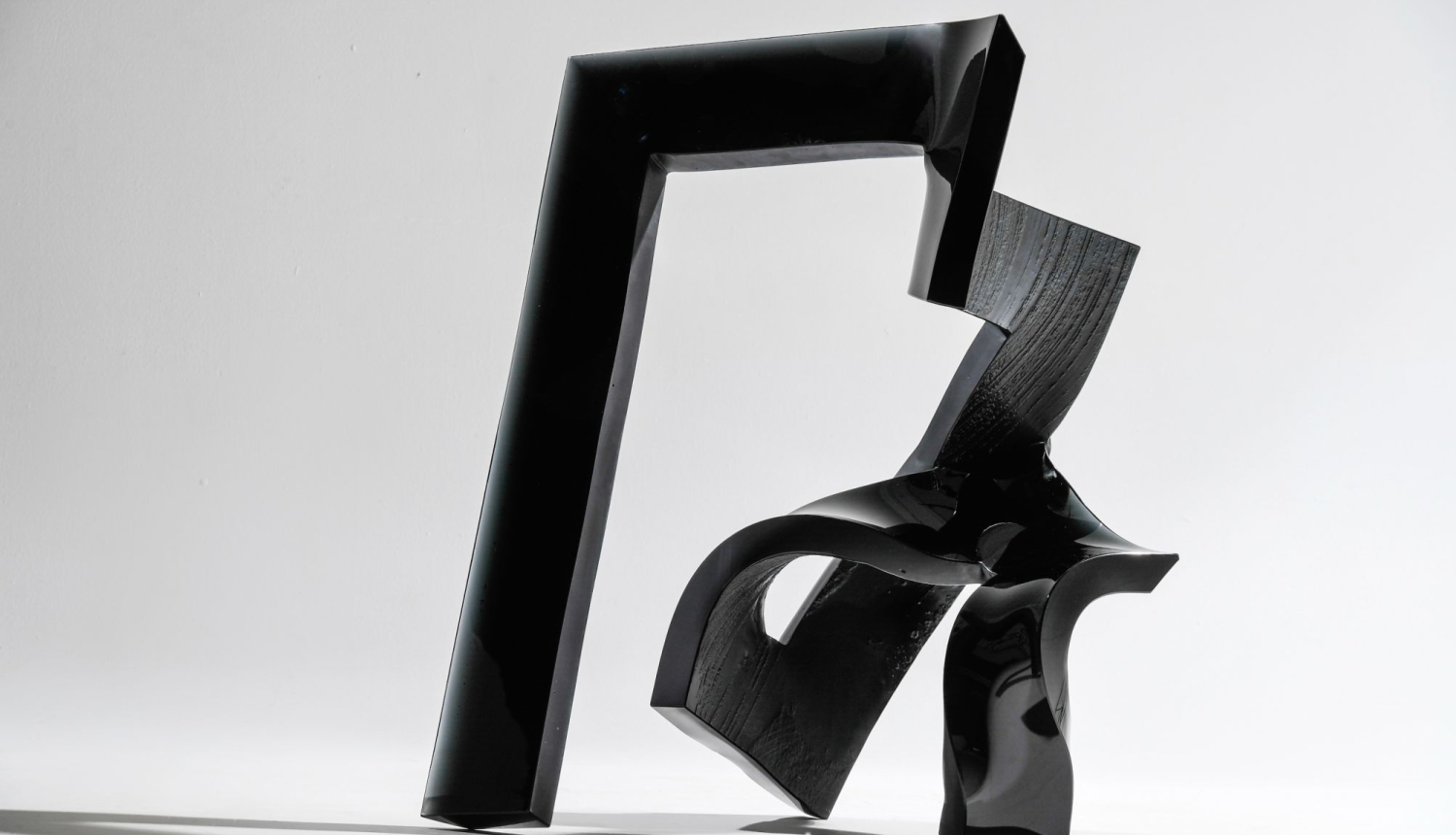 Anda Munkevica. Spēkbrieds. No cikla “Melnie zirgi”. 2018. Stikls, kausēts, karsti formēts, pulēts. Rakusui-tei Mākslas muzeja un dārzu krājums, Japāna. Foto: Ilmārs Znotiņš