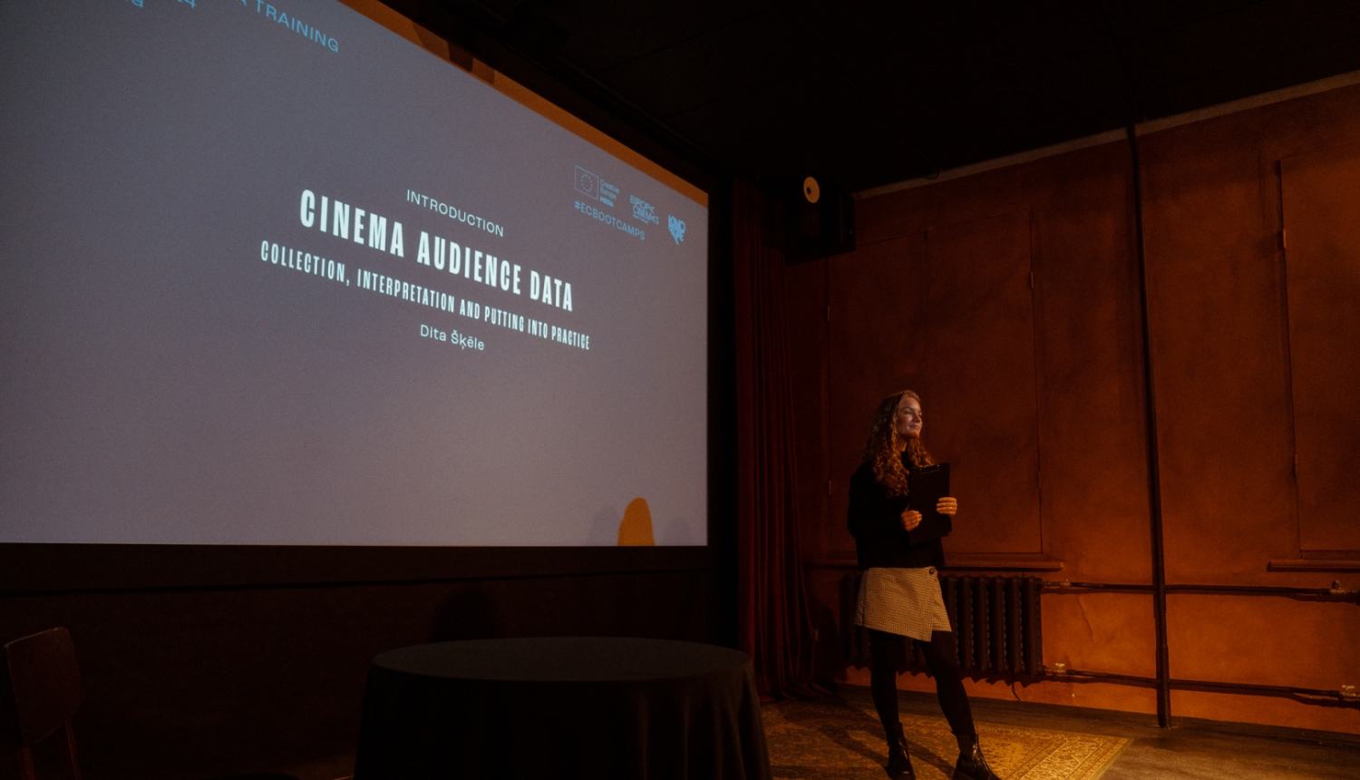 Lektore auditorijas priekšā