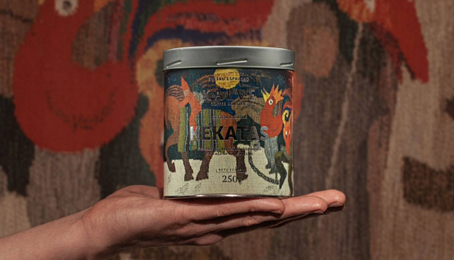 “KALVE” kafijas bundža “Ķekatas” ar Annas Eltermanes gobelēna “Ķekatas manās bērnu dienās” fragmentu (1982, DMDM kolekcija). Publicitātes foto