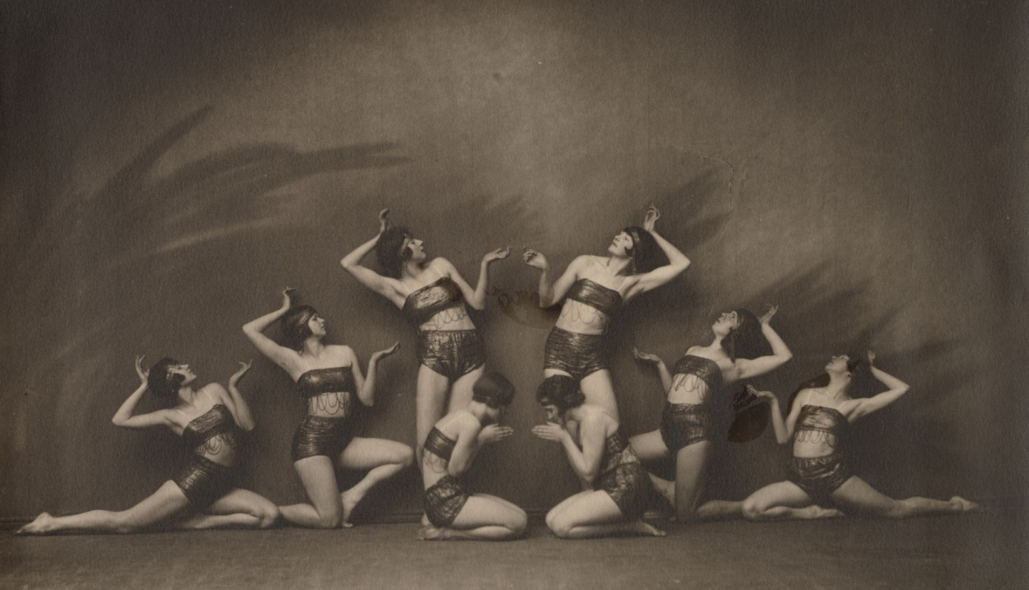 Dejotāju ansamblis uz skatuves