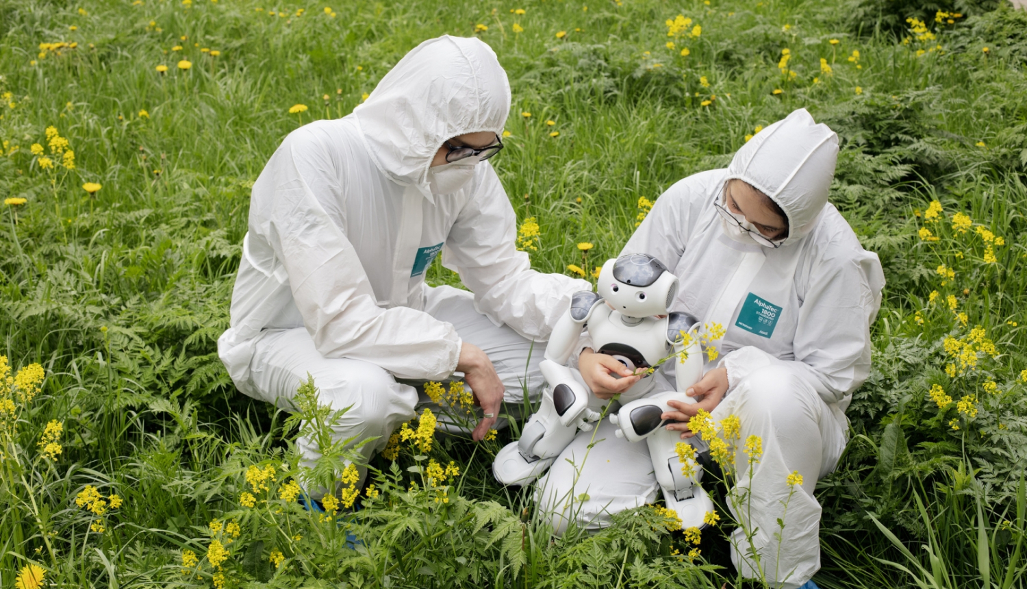 Divi cilvēki ar robotu