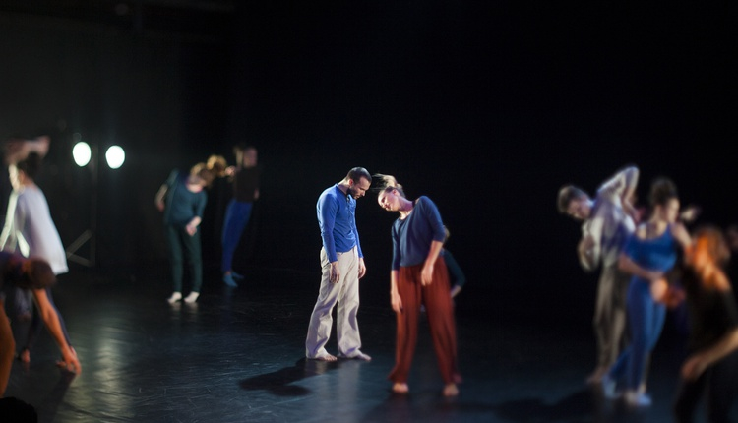 Horeogrāfijas studenti mēģinājumā.