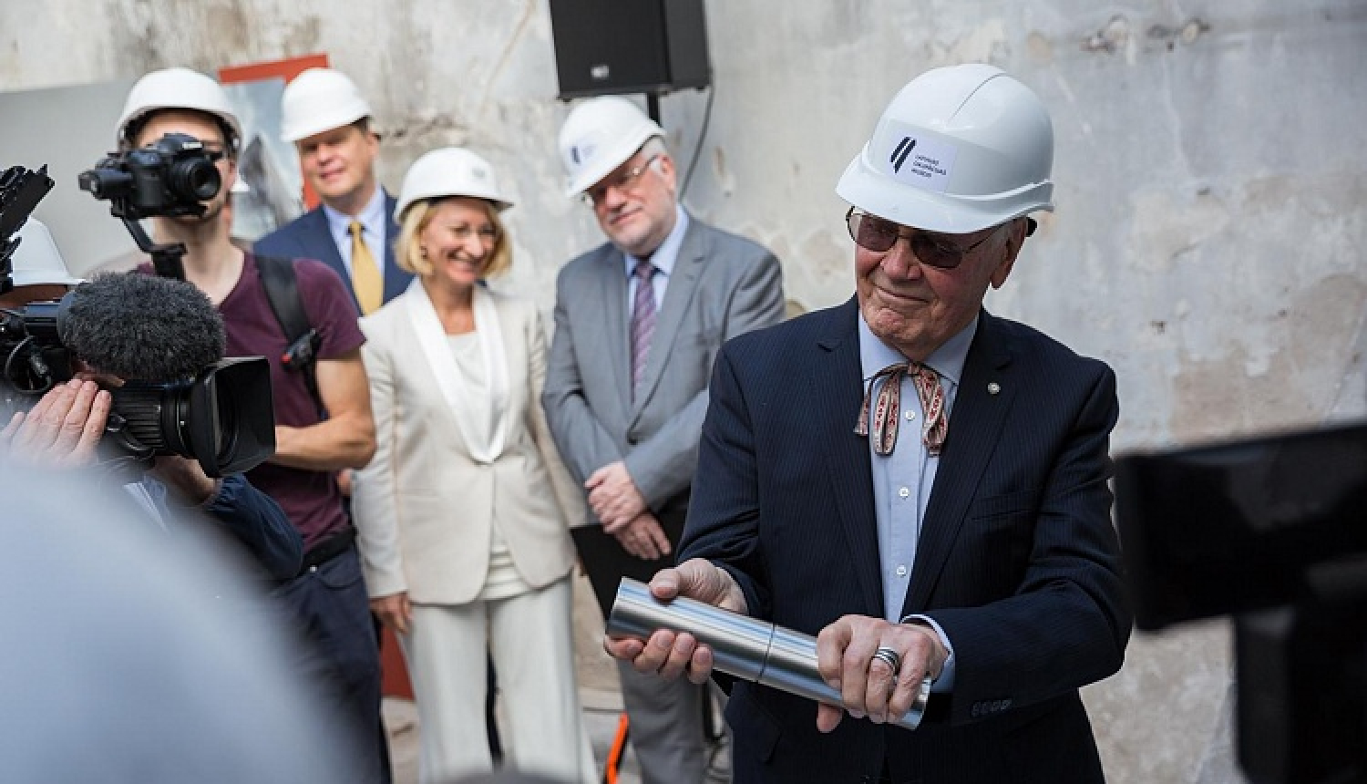 Latvijas Okupācijas muzeja Nākotnes nama pamatos iemūrē kapsulu ar vēstījumu nākamajām paaudzēm un pateicību ziedotājiem