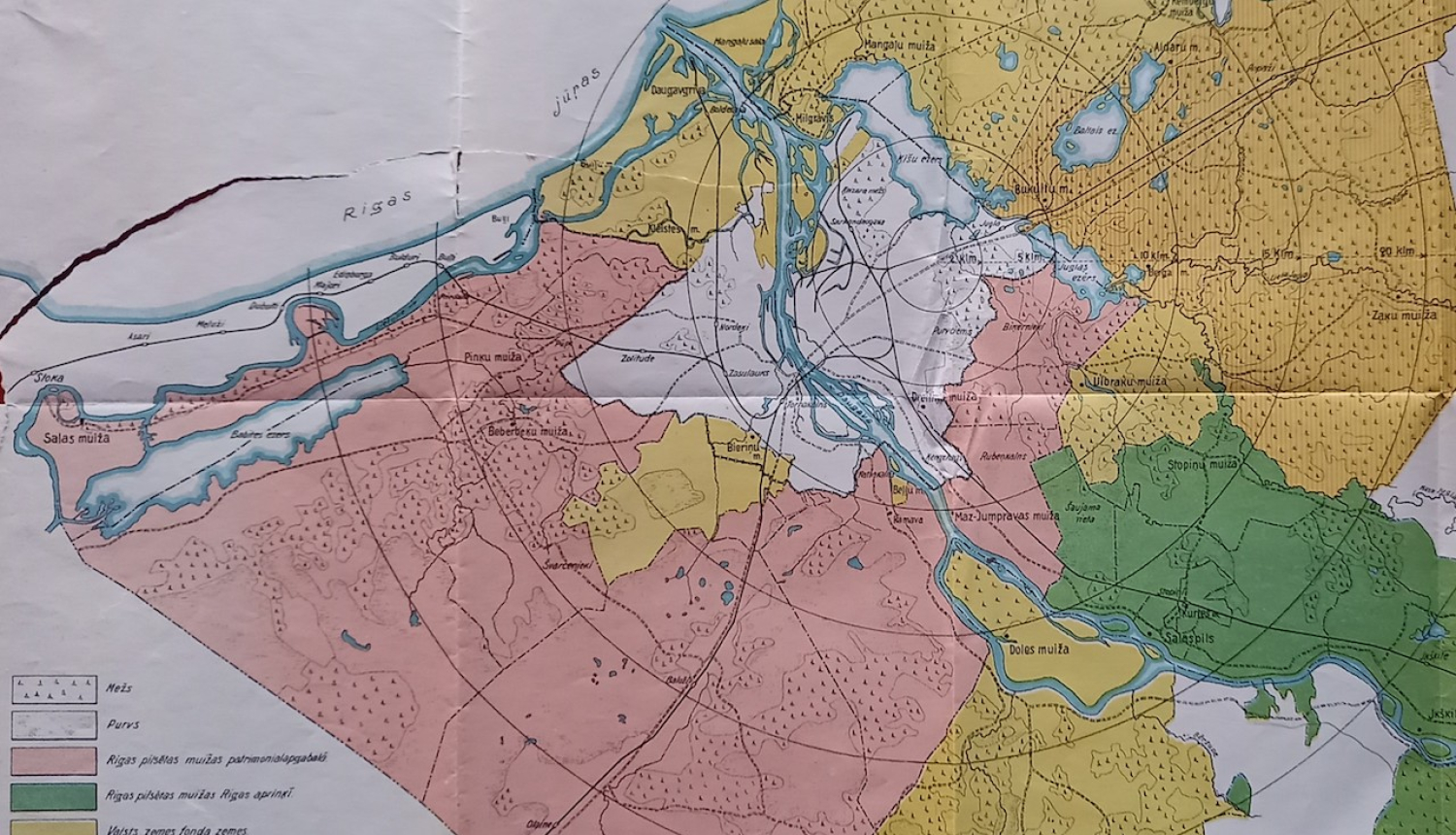 Rīgas pilsētas zemes (sārtā un zaļā krāsā) un valsts zemes (dzeltenā krāsā) Rīgas pilsētas patrimoniālapgabala robežās, 20. gs. 20. gadi