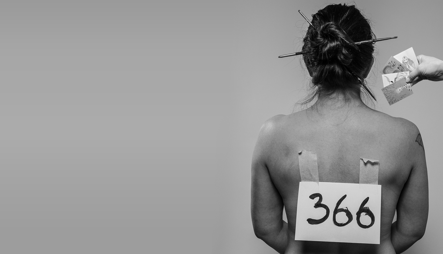 Izstādes vizuālais materiāls, sievietes tēls no mugurpuses ar uzrakstu "366"