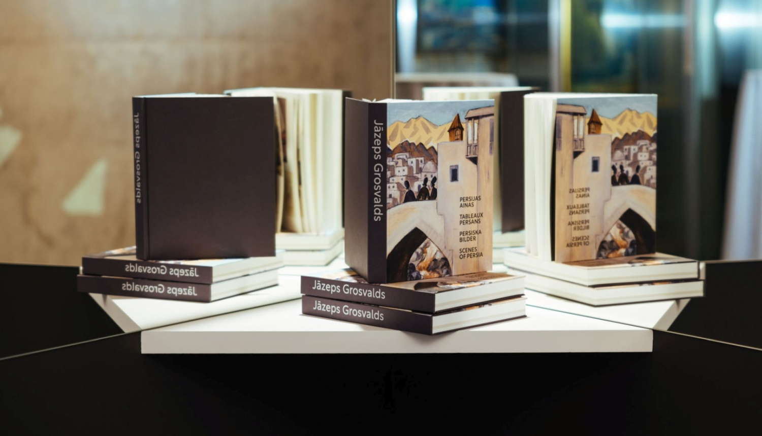 Grāmata “Persijas ainas / Tableaux Persans / Persiska Bilder / Scenes of Persia”.  Dizains: Inese Hofmane. 2023. Foto: Ģirts Raģelis
