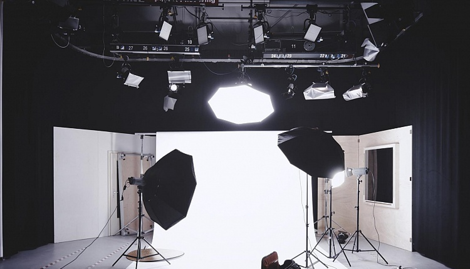 Valdība precizē nosacījumus fotogrāfu darbam un tiešraižu nodrošināšanai