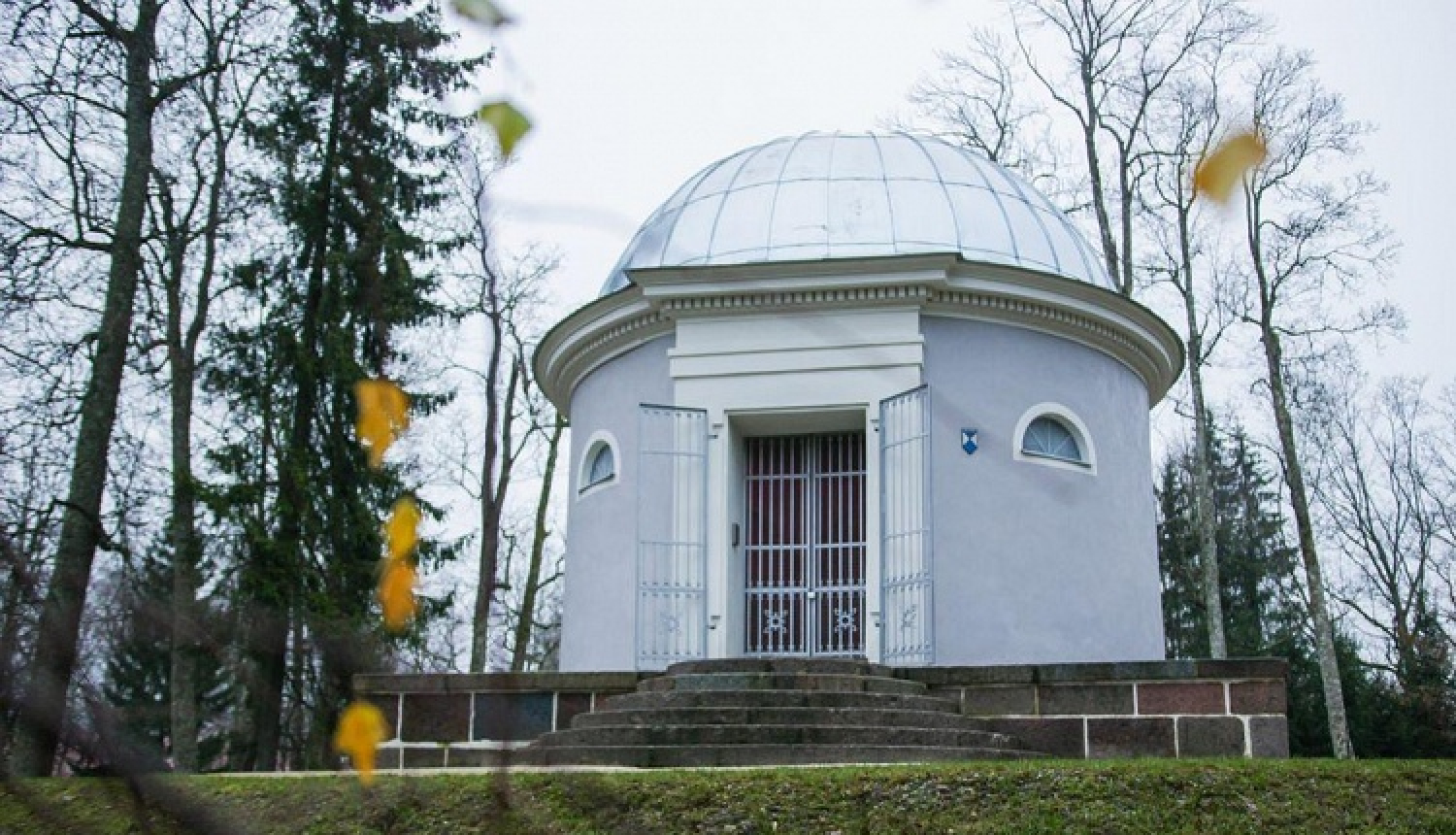 Alūksnes muižas parkā atjaunots Fītinghofu dzimtas mauzolejs