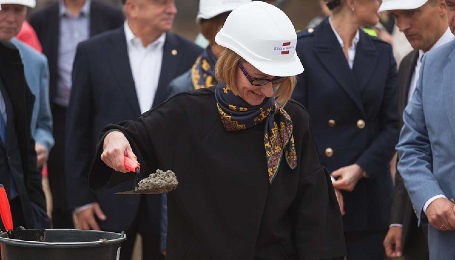 Daugavas stadiona jauno tribīņu pamatos iemūrēta kapsula ar īpašu vēstījumu nākamajām paaudzēm