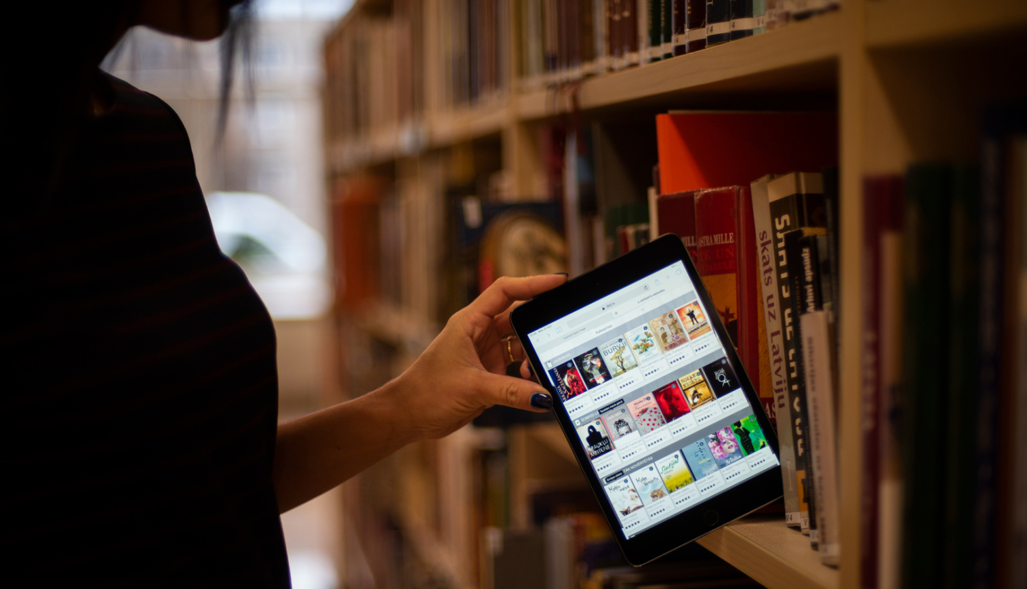 Bibliotēkas grāmatplaukts un planšete