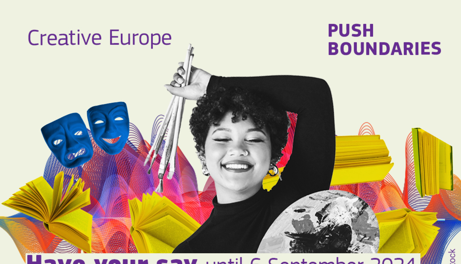 Vizuālais materiāls ar tekstu "Paud savu viedokli līdz 6. septembrim! Sabiedriskā apspriešana par ES Programmu "Radošā Eiropa"!". Attēlā ir redzama sieviete, kurai rokās ir otas un palete, fonā ir dažādu krāsu grāmatas, teātra maskas un citi vizuālie elementi - līnijas un figūras.