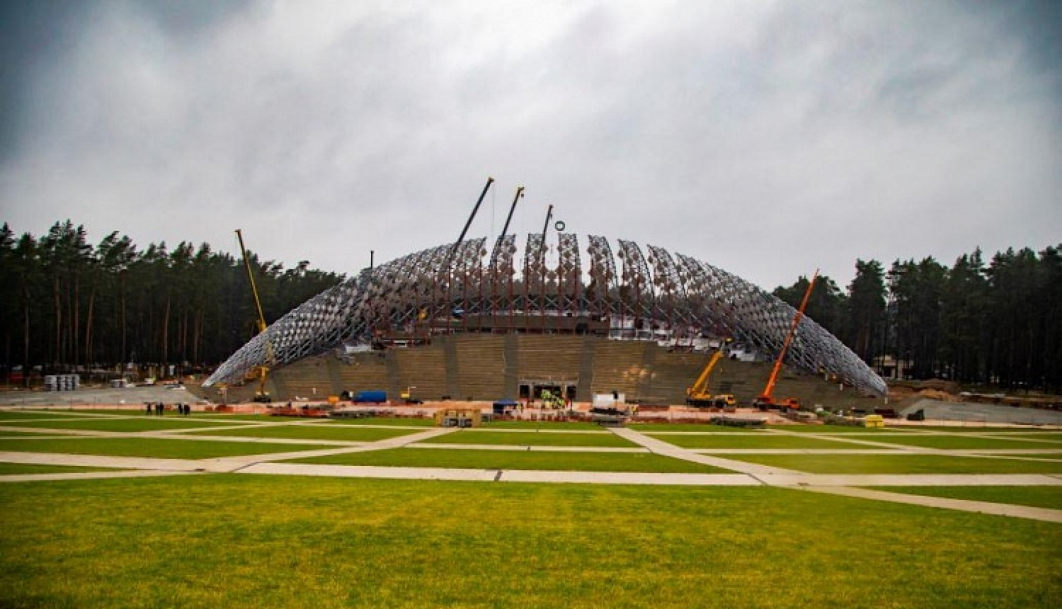 Virs jaunās Mežaparka Lielās estrādes pacelts spāru vainags