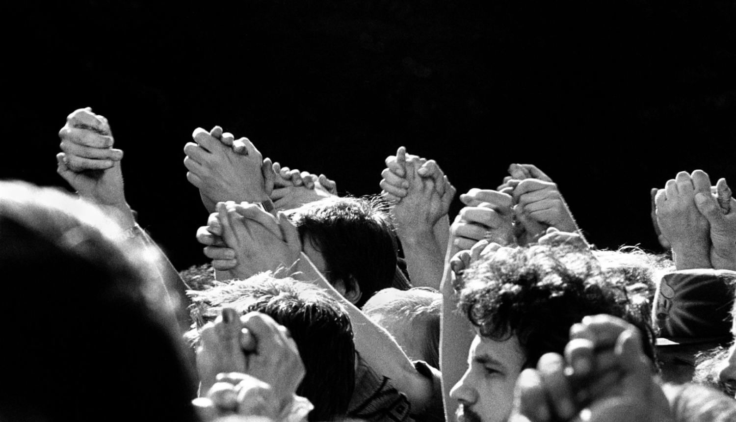 Cilvēki demonstrācijā. Melnbalts foto.