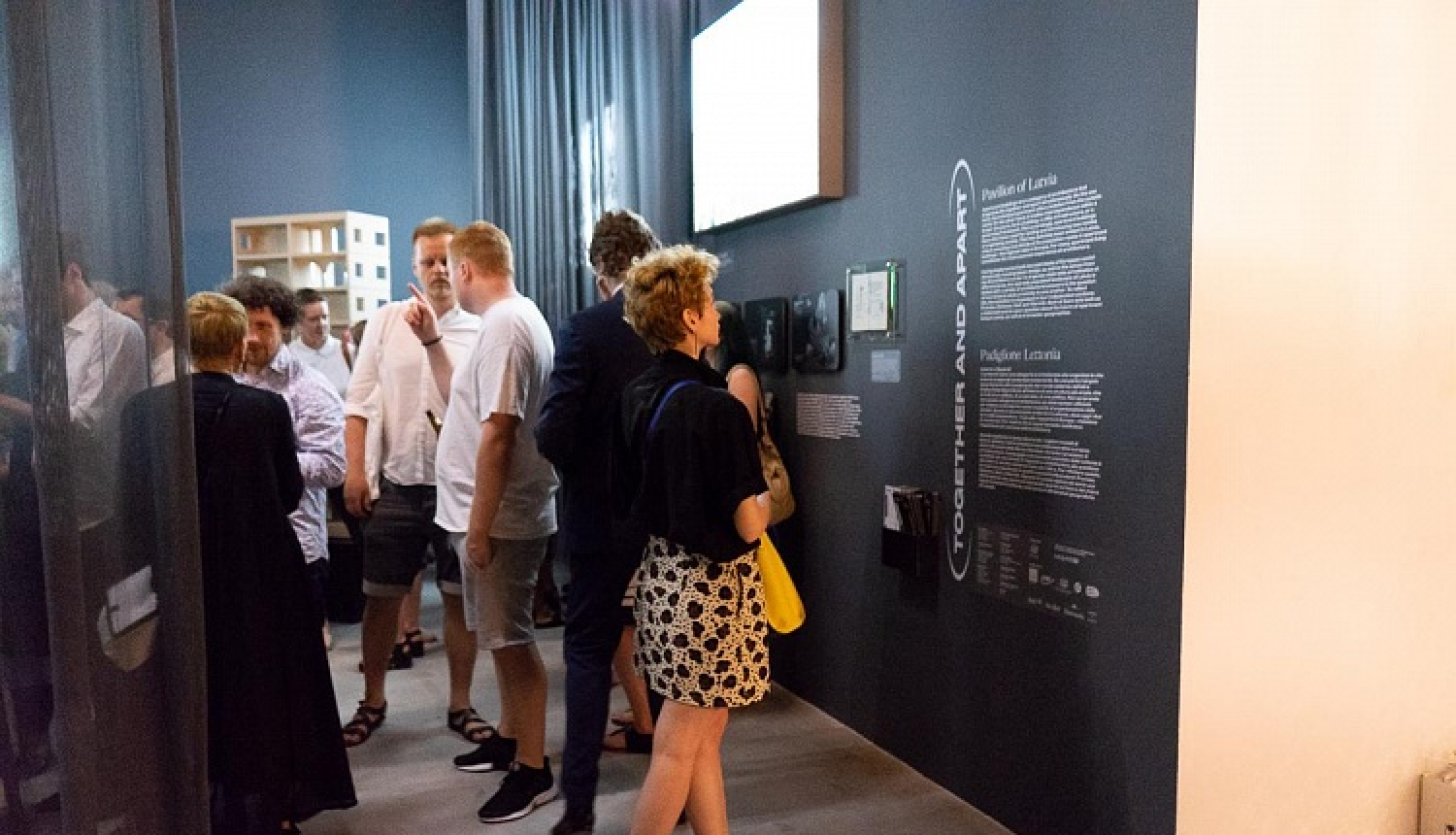 Venēcijas arhitektūras biennālē atklāts Latvijas paviljons un prezentēta grāmata par daudzīvokļu namu arhitektūru Latvijā