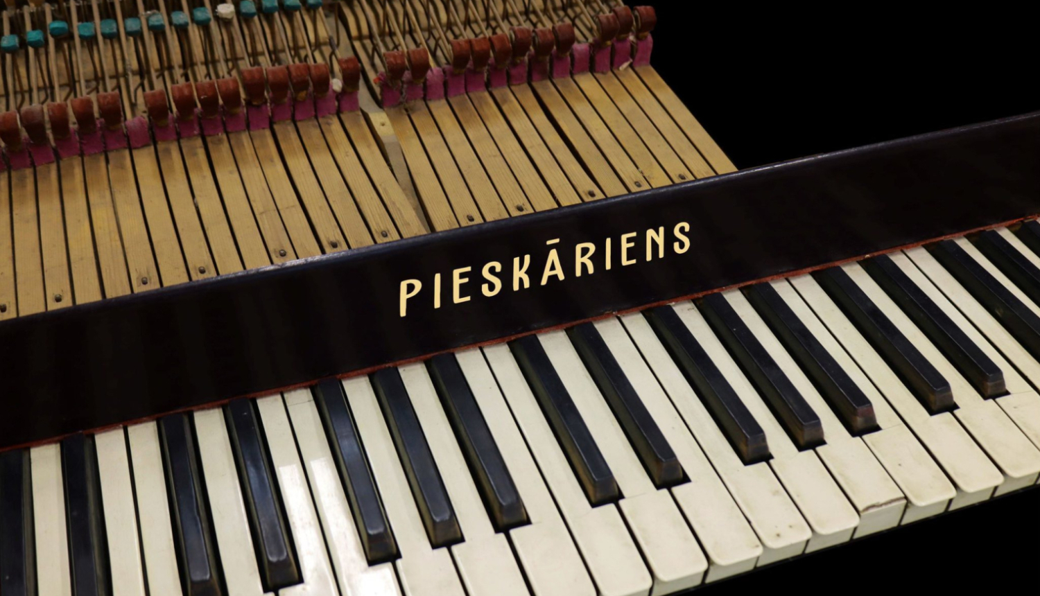 Mūzikas instrumentu kolekcijas izstādes “Pieskāriens” fragments - klavieres ar uzrakstu "Pieskāriens"