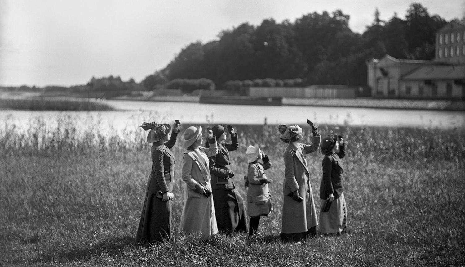 Fotogrāfs nezināms. Latviešu Fotogrāfiskās biedrības dāmu komitejas grupa saules aptumsuma vērošanas brīdī. 1914. gads. No Latvijas Fotogrāfijas muzeja krājuma
