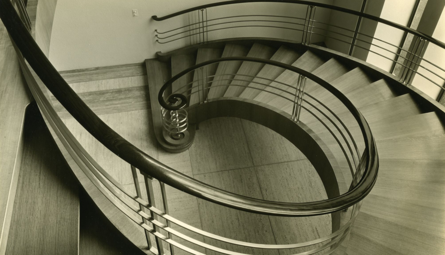 Roche administrācijas ēka (Bldg 21, 1936) Bāzelē. Vadības daļa ēkā. Skats no augšas uz centrālajām ozolkoka kāpnēm